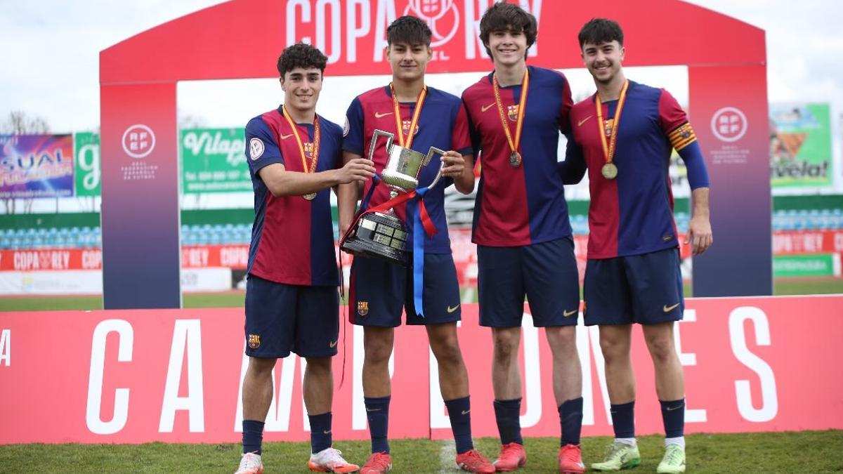 El benicarlando Brian Fariñas, con el trofeo de campeón de Copa del Rey en la mano, junto a otros tres compañeros del Barcelona juvenil.