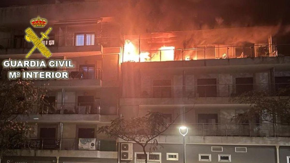 Las llamas saliendo por el balcón de la vivienda calcinada