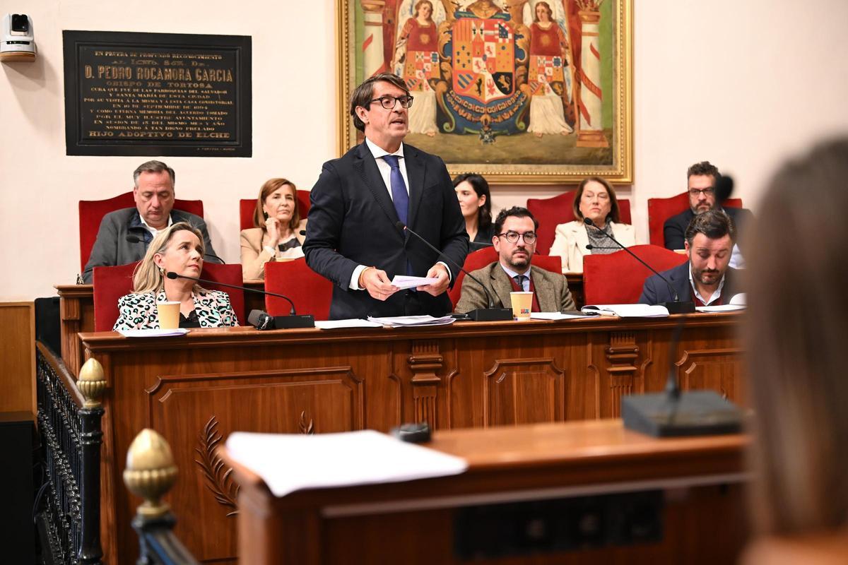 El portavoz del Grupo Municipal del PP, Juan de Dios Navarro, durante un pleno reciente en el ayuntamiento de Elche