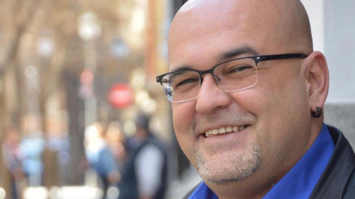 El escritor canario Alexis Ravelo, premio novela Café de Gijón 2021 por "Los nombres prestados".
