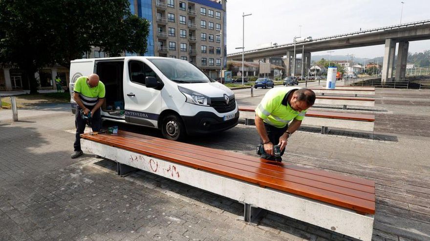 Trabajos en los bancos de la avenida de Marín. | FdV