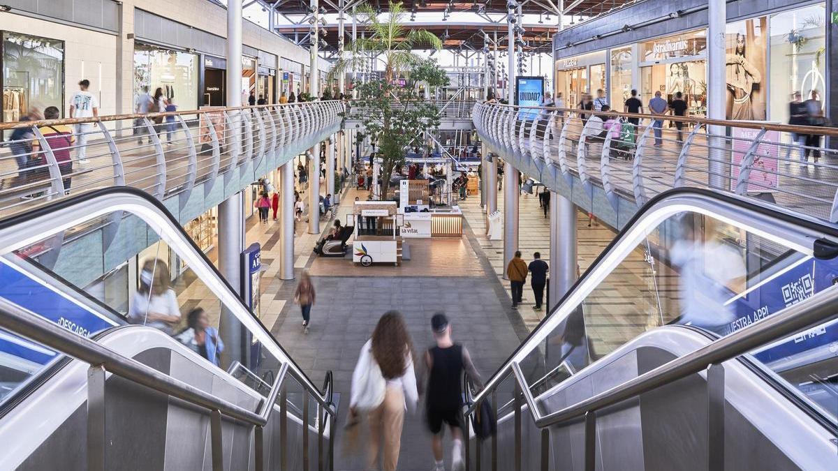 Interior de un centro comercial de Gandia.