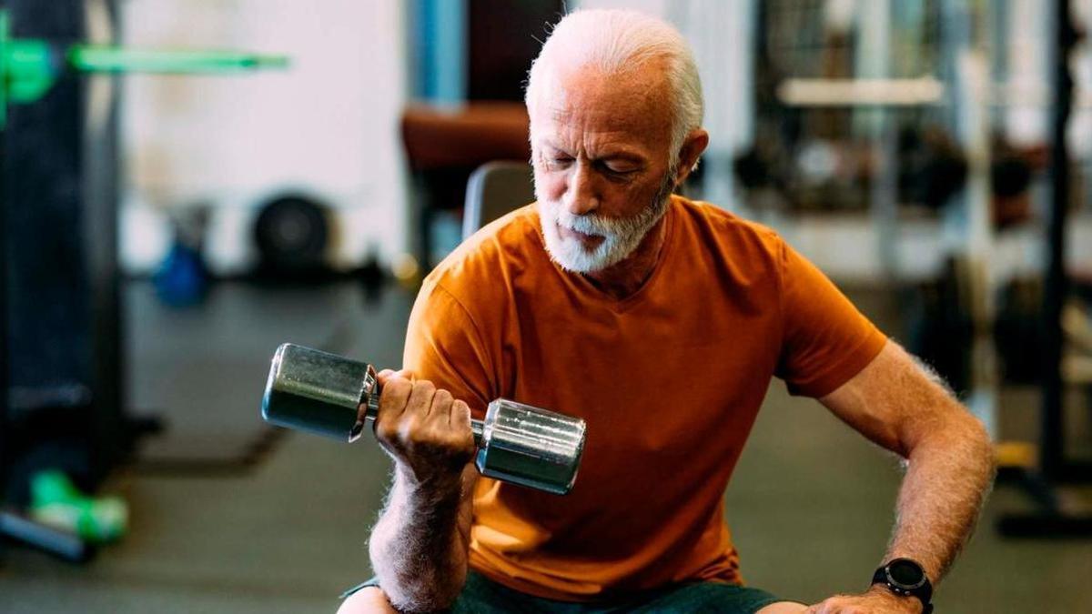 Hombre de 65 años haciendo deporte