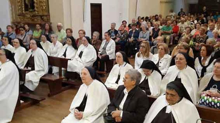 Los devotos durante la eucaristía .