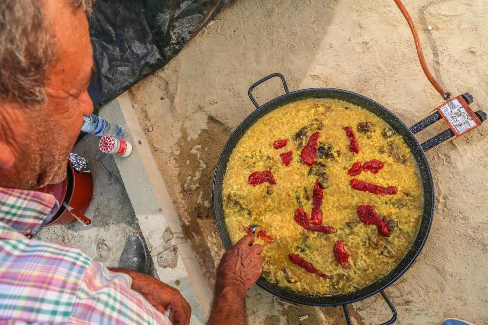 Los vecinos participan en el tercer concurso municipal de paellas