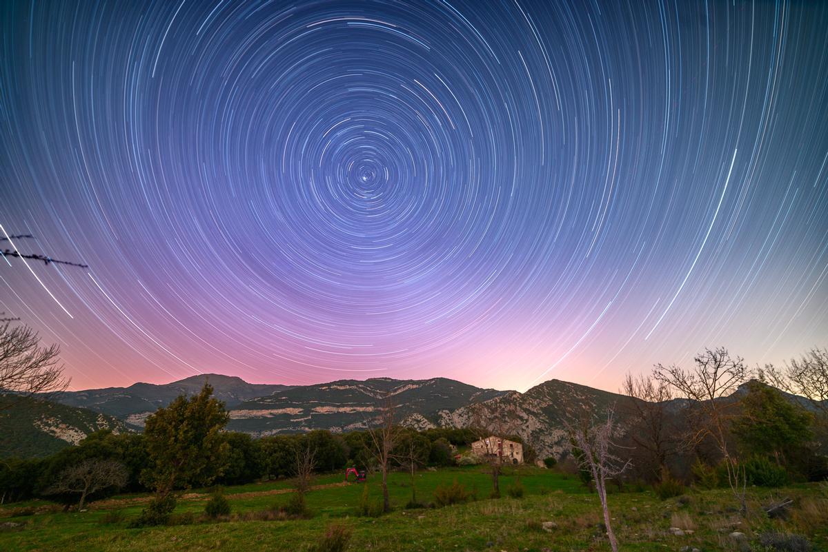Joel Buyé va captar des de Santa Bàrbara, entre Sadernes i Oix, aquesta aurora la nit del 20 al 21 de març en una exposició de 8.195 segons