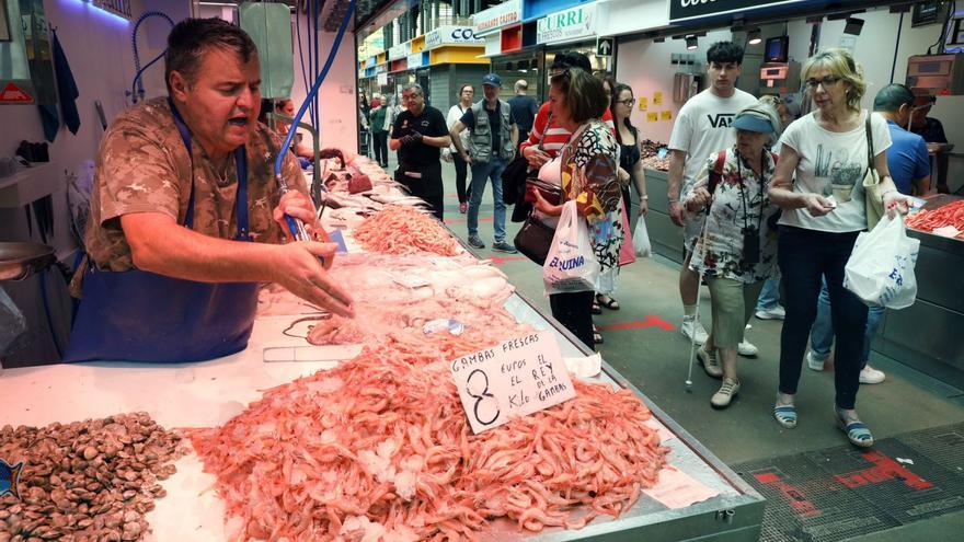 Uno de los puestos de pescado del Mercado de Atarazanas, en el corazón del Centro Histórico de la capital malagueña. | ÁLEX ZEA