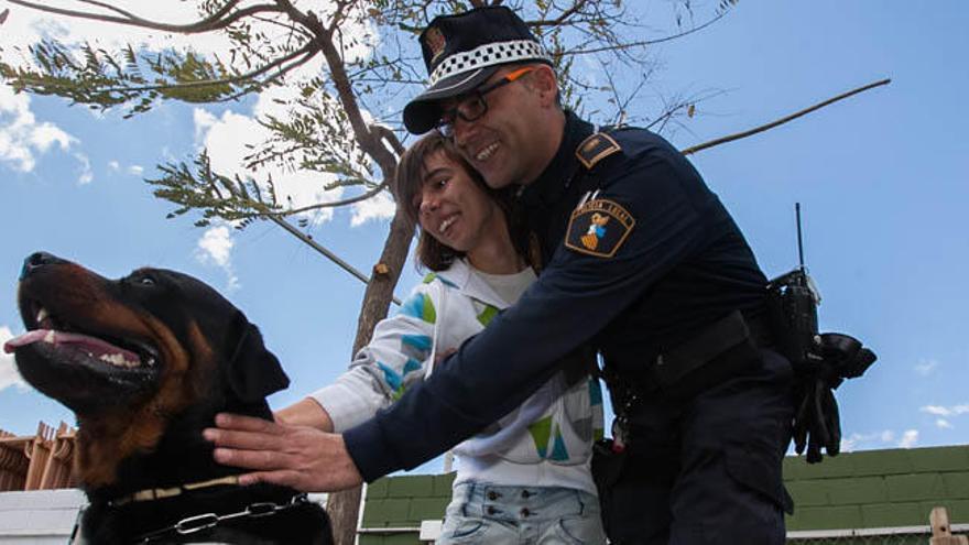 Sergio Melgares, en una imagen de archivo junto a la niña a la que ayudó a superar la fobia a los perros