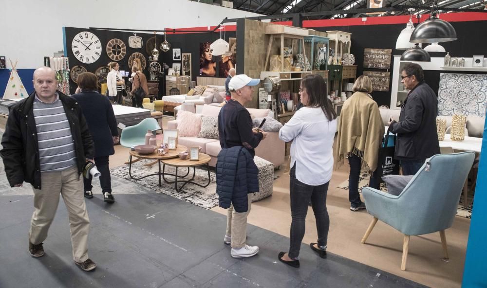 Cientos de visitantes descubren las novedades en el sector de los electrodomésticos, los muebles y la decoración en la primera Feria Hogar Factory de Vigo.