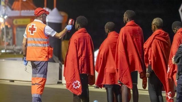 Un grupo de personas migrantes tras su llegada a Lanzarote a bordo de una neumática.