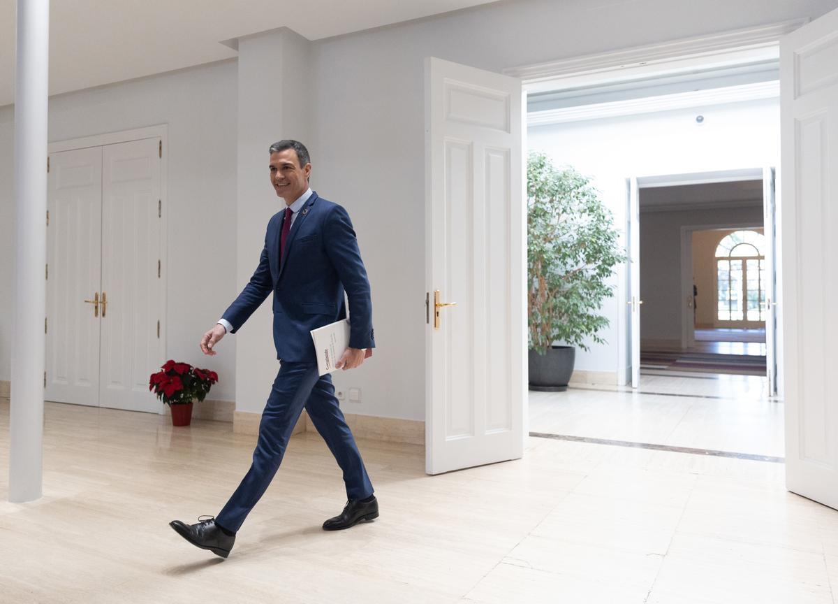 El presidente del Gobierno, Pedro Sánchez, a su llegada a una rueda de prensa tras el último Consejo de Ministros, en el Complejo de la Moncloa, a 27 de diciembre de 2022, en Madrid (España). Durante su comparecencia, Sánchez ha hecho un balance político