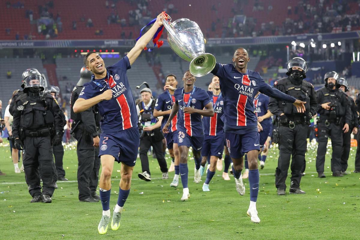 Achraf y Dembélé celebando la Champions del PSG
