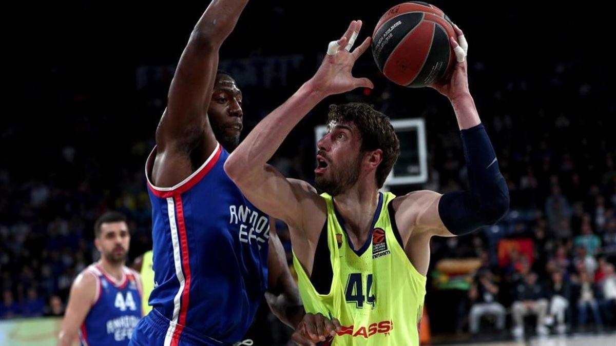 Ante Tomic trata de superar la defensa de Bryant Dunston