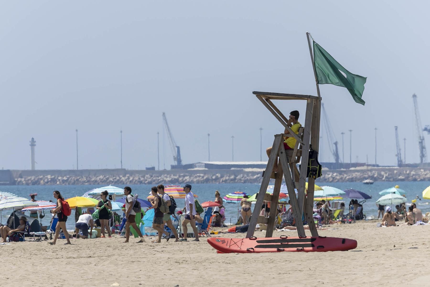 Los bañistas se refrescan en la ola de calor en Castellón