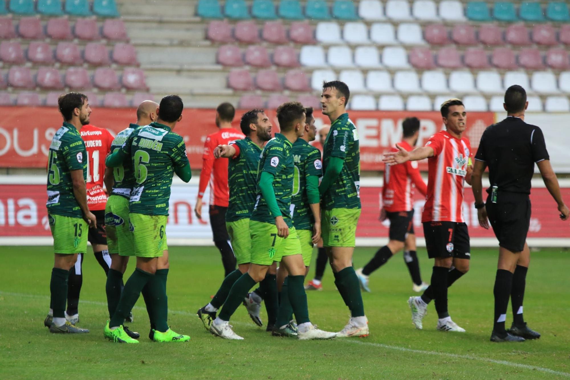 El Zamora CF empata con diez jugadores frente al Guijuelo (2-2)