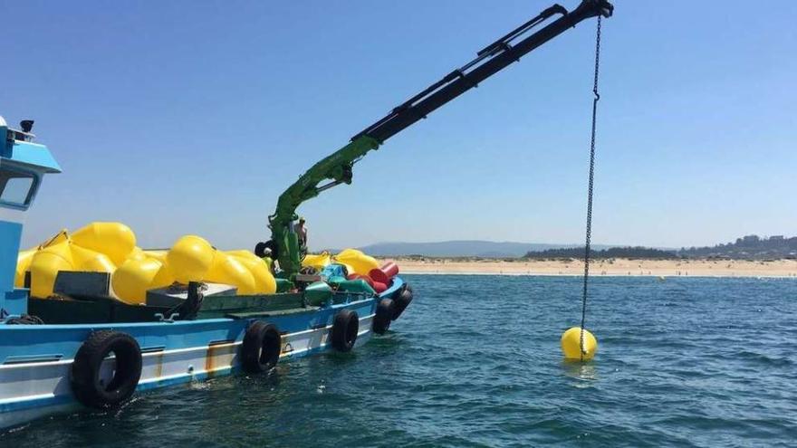 El Concello garantiza que la colocación de las boyas ha finalizado en las principales playas. // Muñiz