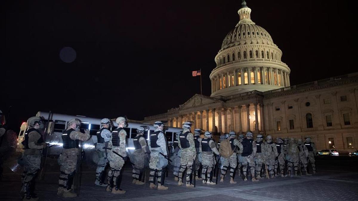 La Guardia Nacional, ante las puertas del Capitolio.