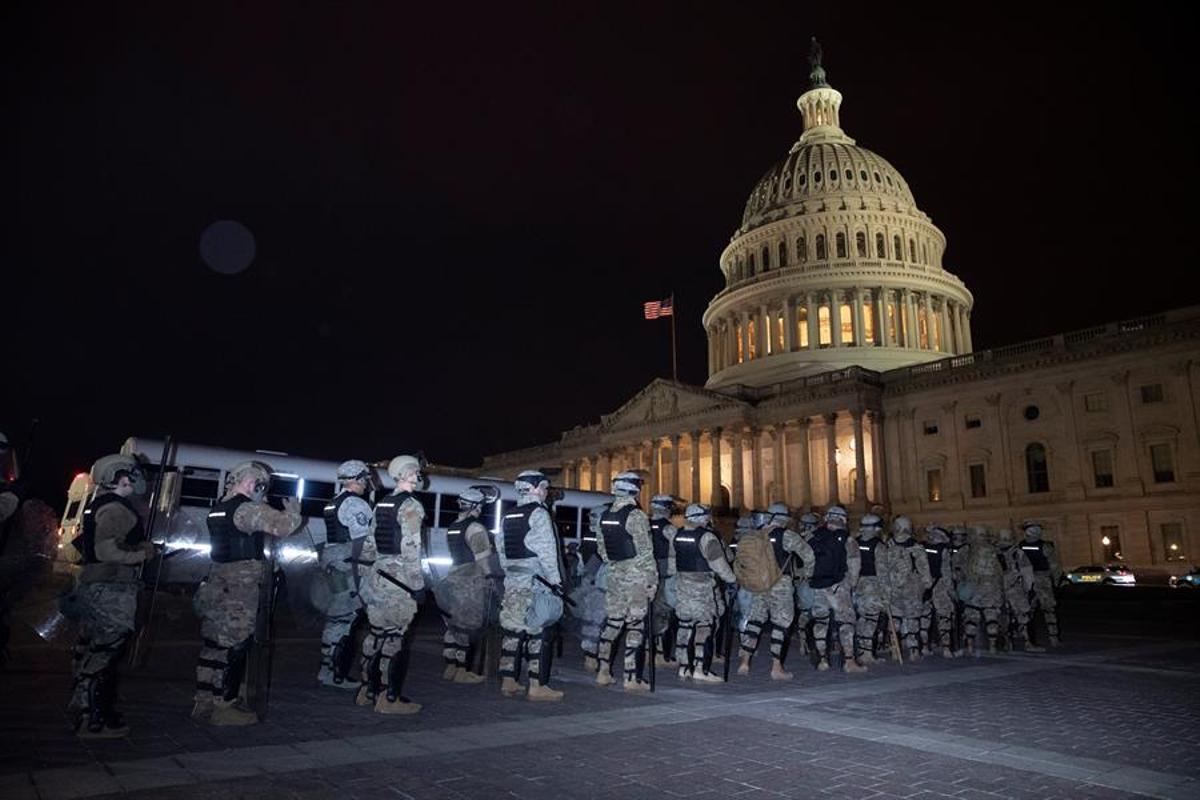 El FBI alerta de posibles protestas armadas de los seguidores de Trump ante la posesión de Biden. En la foto, la Guardia Nacional, ante las puertas del Capitolio.