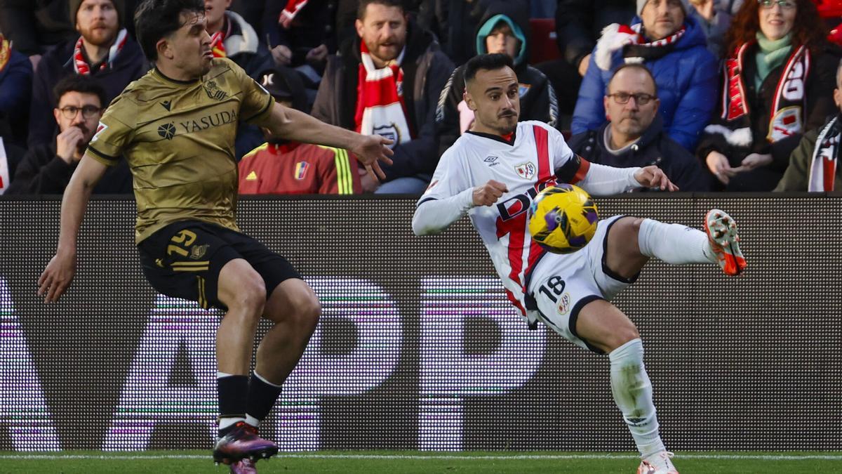 El centrocampista del Rayo, Álvaro García y el defensa de la Real Sociedad, Jon Aramburu.