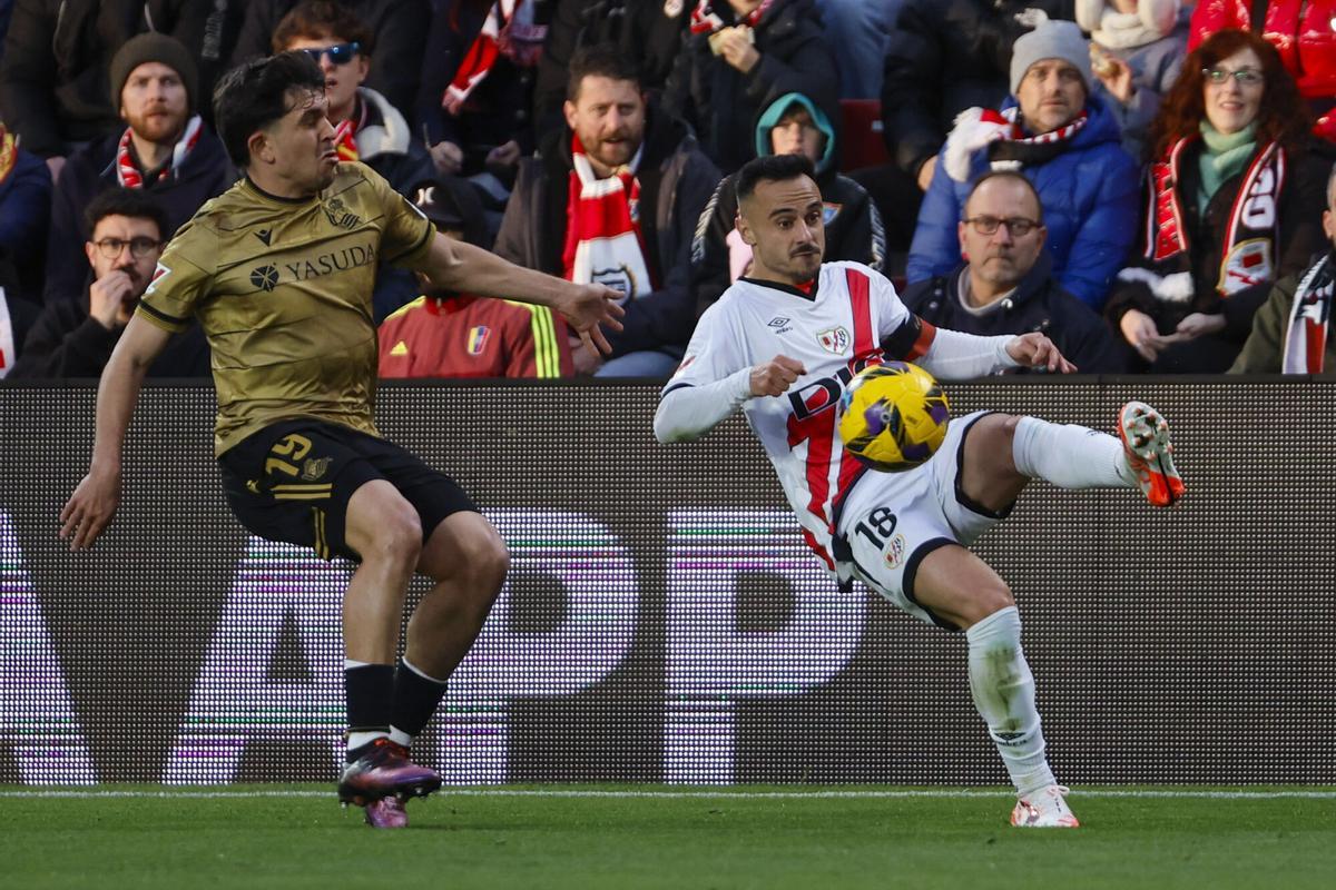 El centrocampista del Rayo, Álvaro García y el defensa de la Real Sociedad, Jon Aramburu.