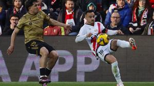 El centrocampista del Rayo Vallecano, Álvaro García (d), golpea el balón ante el defensa de la Real Sociedad, Jon Aramburu, durante el encuentro correspondiente a la jornada 28 de Laliga EA Sports en el estadio de Vallecas, en Madrid. EFE / Sergio Perez.. (Real Sociedad) (Rayo)