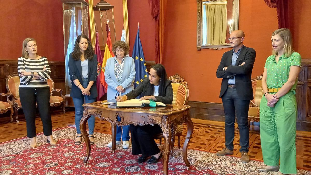 La consulesa de Cuba en Santiago firmando en el Libro de Honor del Concello