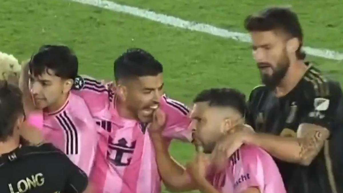 Luis Suárez muerde a Alba, su compañero en el inter Miami.