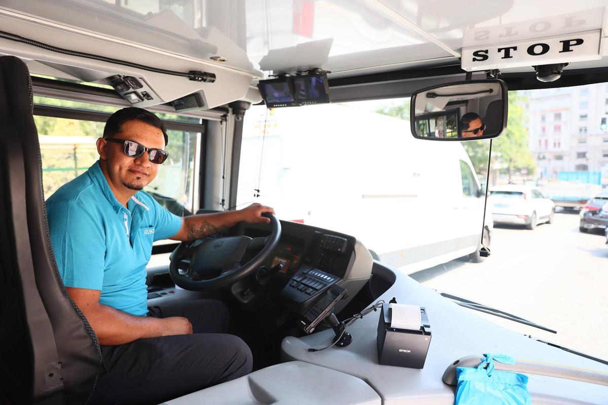 El conductor, Richard Laz, antes de comenzar la ruta.