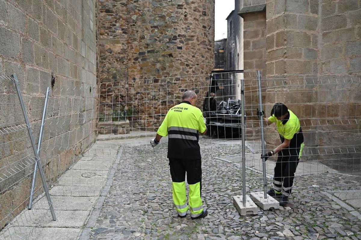 Pasadas las 12:30 horas, se procedía al vallado de la zona, en una plaza de Santa María repleta de turistas y cacereños.