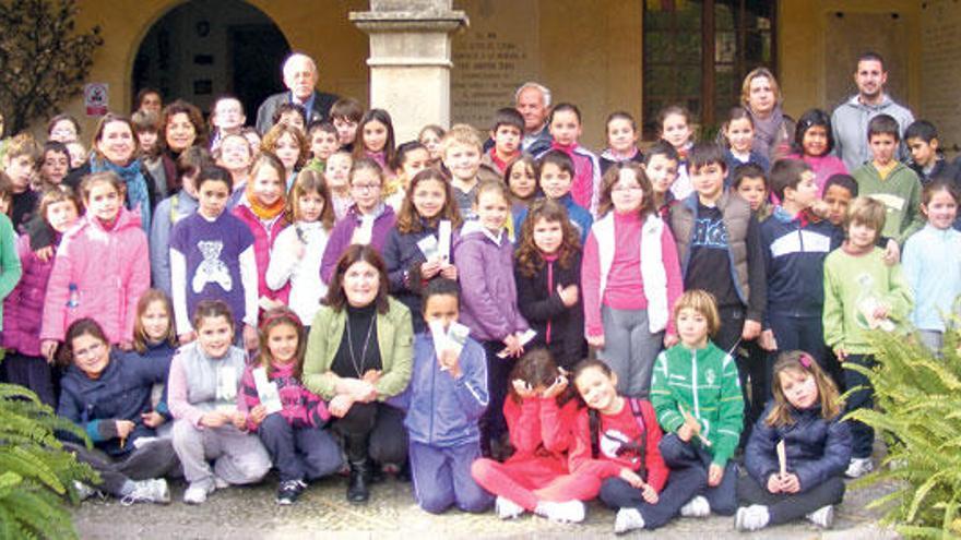 Uno de los grupos de alumnos ´petrers´ posan con docentes y directivos del museo y ´Any Juníper Serra´.