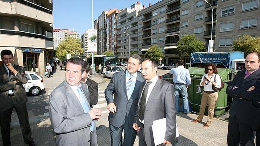 El alcalde, con los responsables de la constructora, ayer en Jenaro de la Fuente.