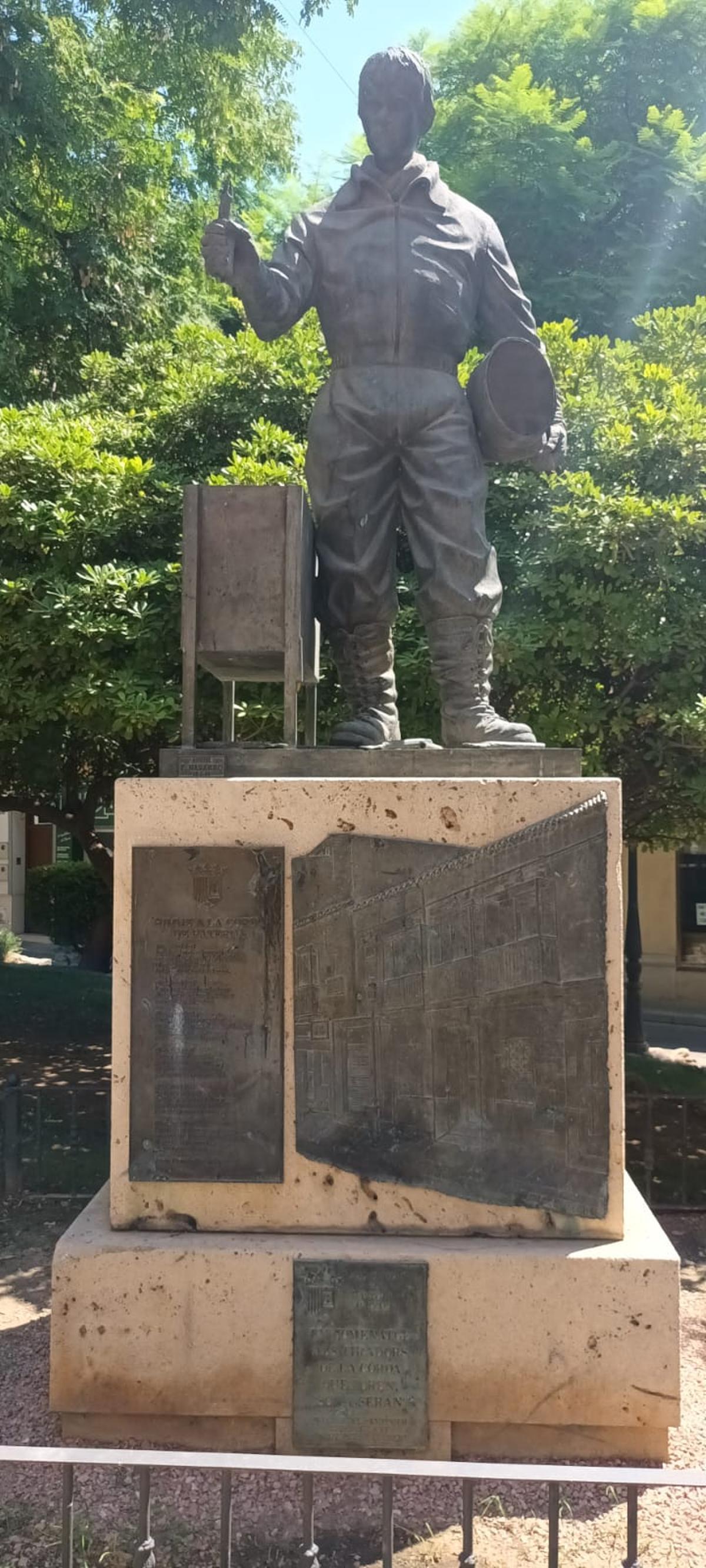 Monumento coeter con el Himno de la Cordà en Paterna.