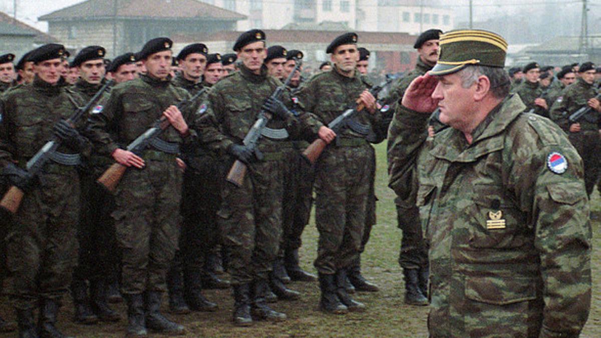 Ratko Mladic pasa revista a las tropas serbias, en el municipio bosnio de Vlasenica, el 2 de diciembre de 1995.