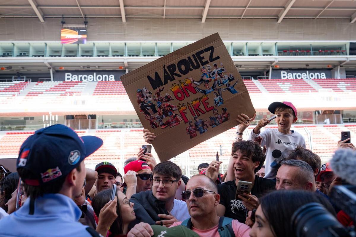 Los fans de Montmeló también desean que Marc Márquez regrese cuanto antes y "on fire".