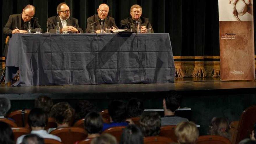 Por la izquierda, Jorge Juan Fernández, Jesús Sanz Montes, Amadeo Rodríguez Magro y Juan Antonio Menéndez, ayer, en el Filarmónica.