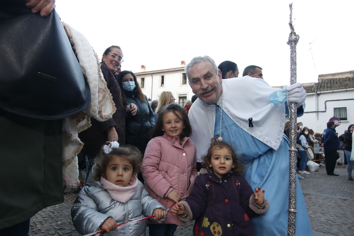 El mayordomo, Juan Carlos Fernández Rincón, con sus nietas.