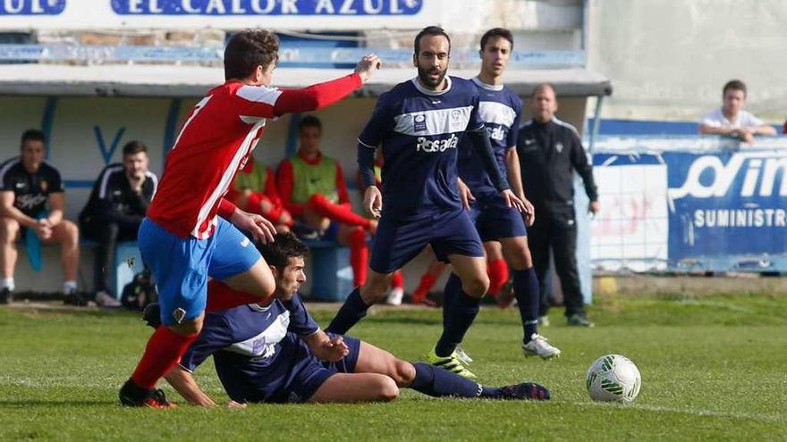 Pablo Hernández se echa al suelo para cortar un balón ante el Sporting B con Llerandi y Borja atentos.