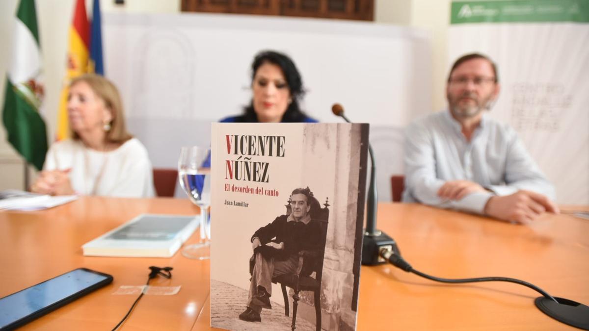 Vicenta Márquez, Eva Díaz y Juan Lamillar, ante la nueva obra sobre el poeta.