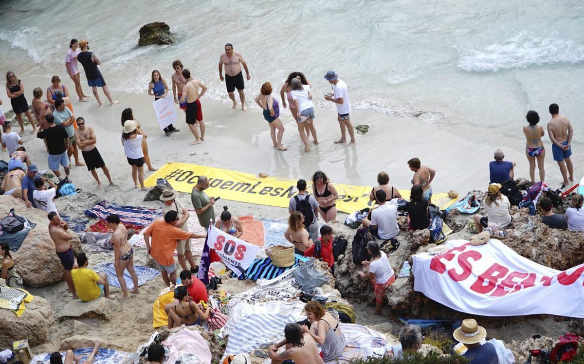 Ocupación festiva del Caló des Moro en junio de 2024, se calcula que cinco mil personas desfilan por la playa a diario durante la temporada estival, a menudo solo para tomarse un ‘selfie’ y colgarlo en las redes.