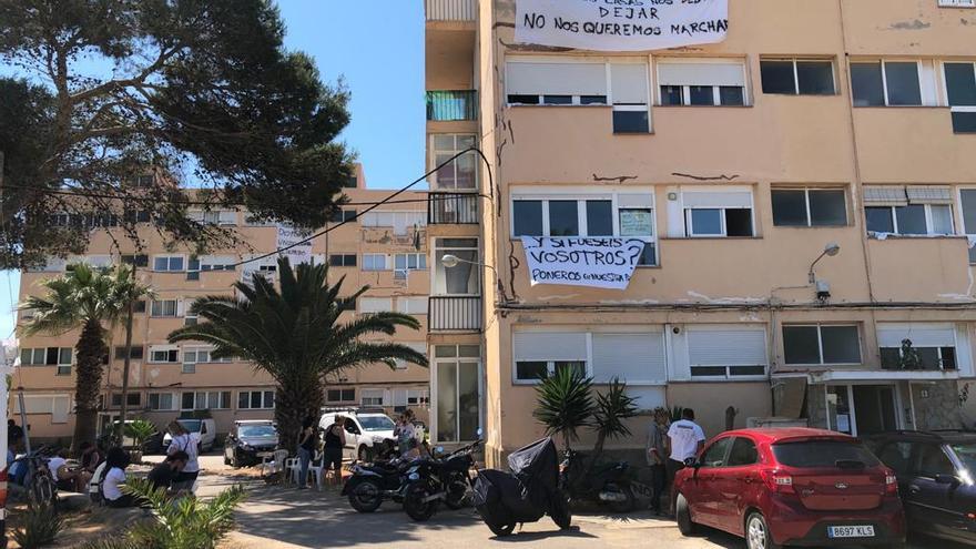 Pancartas de protesta en el edificio Don Pepe.