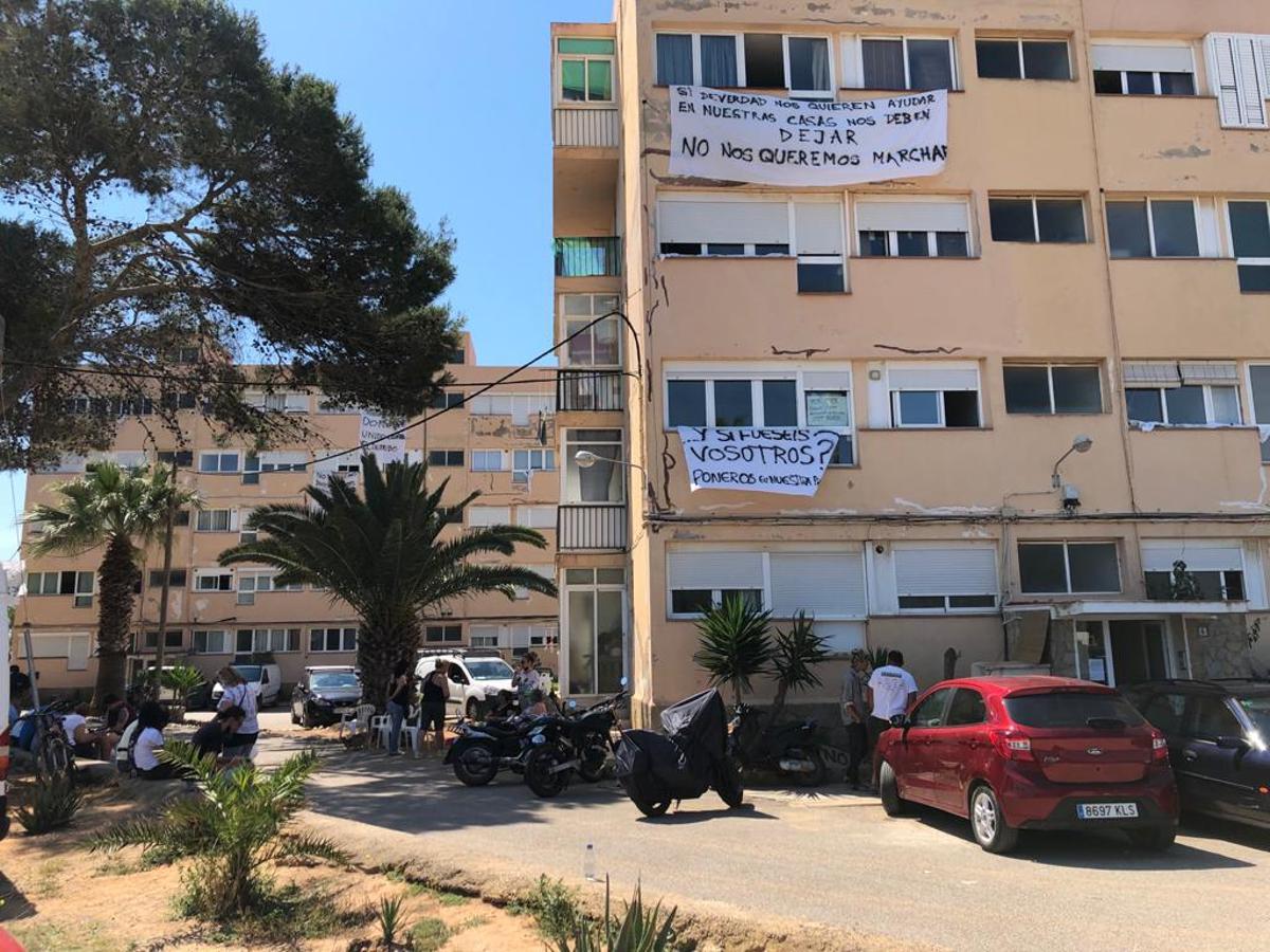 Pancartas de protesta en el edificio Don Pepe. J. A. Riera