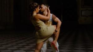 C. Tangana y Nathy Peluso bailan ’Ateo’ en la catedral de Toledo. 