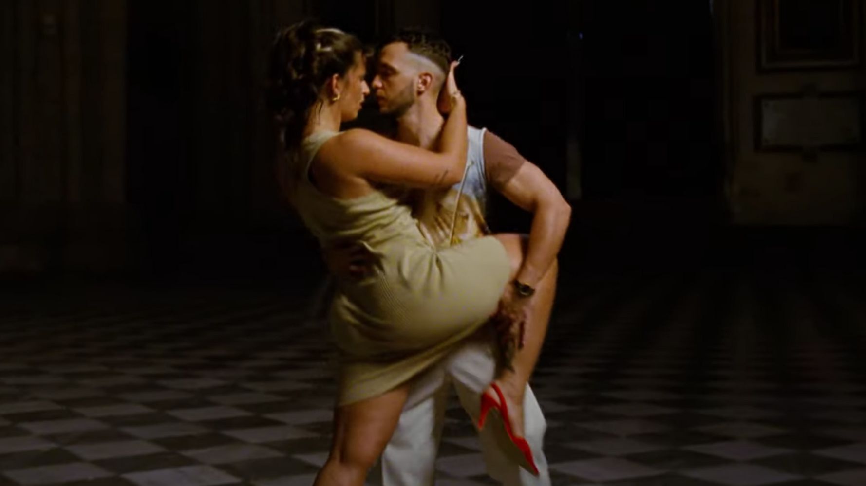 C. Tangana y Nathy Peluso bailan 'Ateo' en la catedral de Toledo.