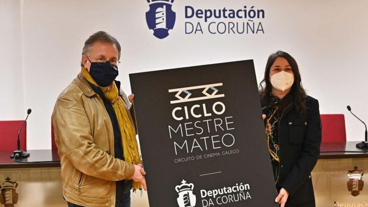 Xurxo Couto y Ana Míguez con el cartel del ciclo Mestre Mateo.   | // LOC