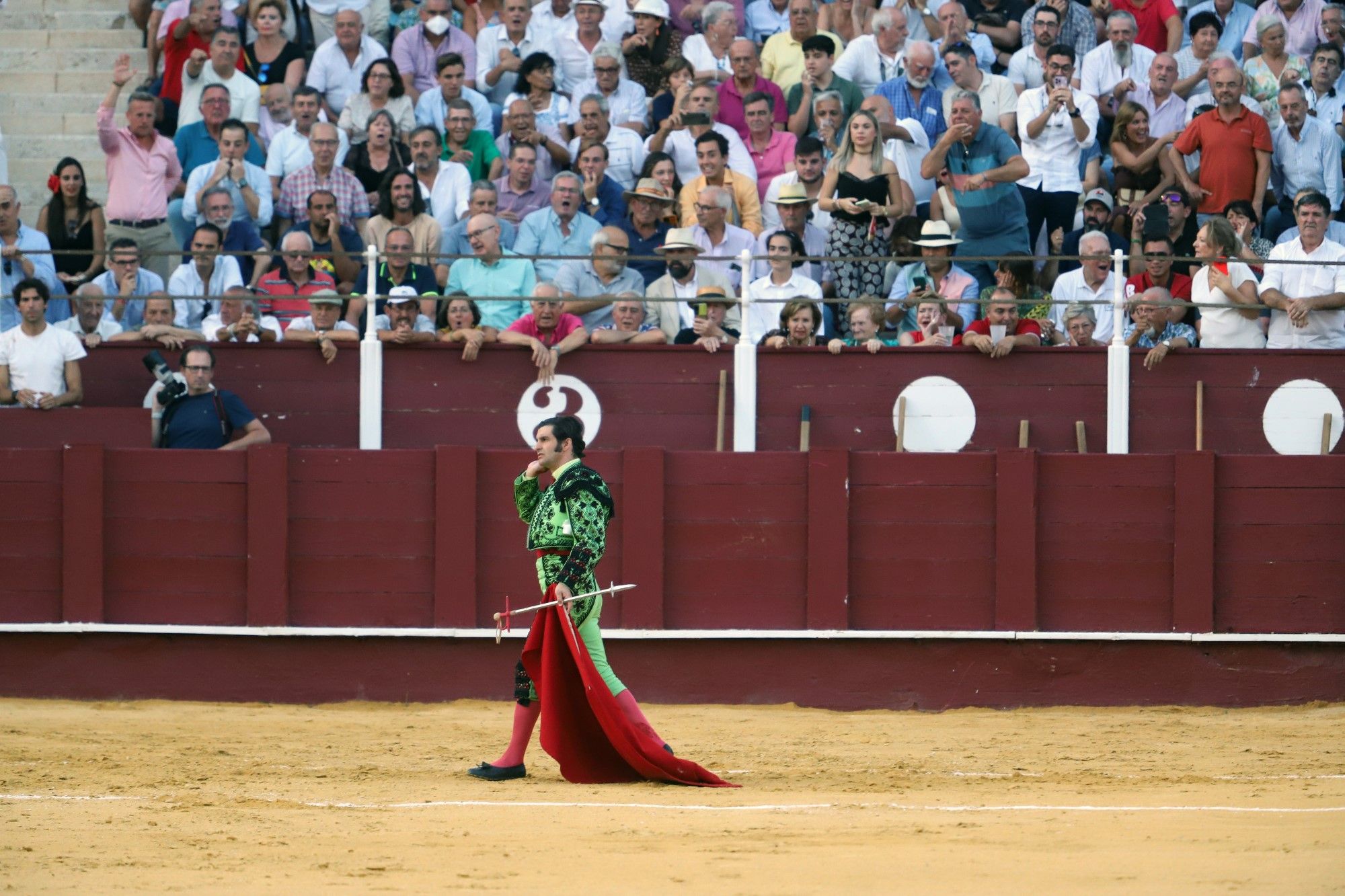 Las imágenes de la cuarta corrida de abono en La Malagueta y de la cogida de Jiménez Fortes