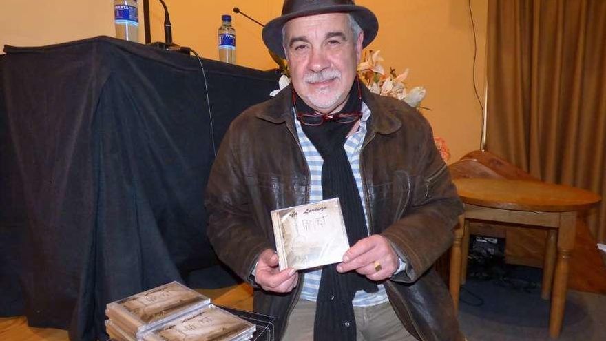 Rafa Lorenzo con su disco, ayer, en Cangas del Narcea.