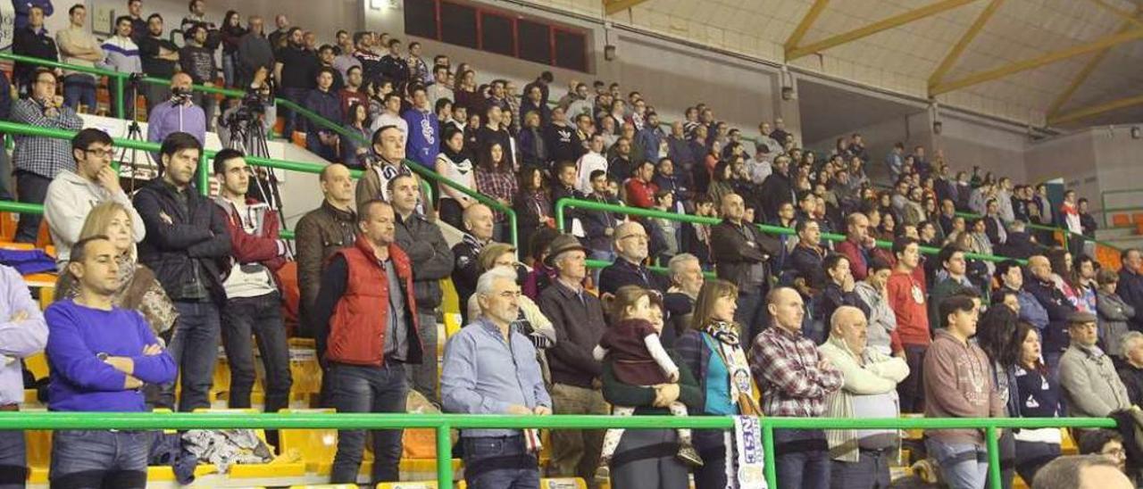 La afición guardó un minuto de silencio en homenaje a las víctimas de Bruselas. // Iñaki Osorio