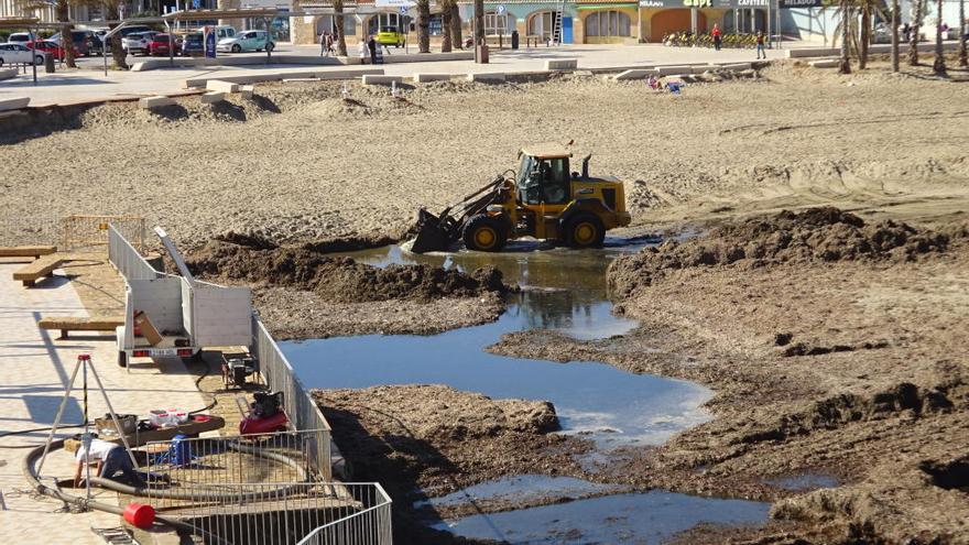 La máquina abre el canal en la montaña de arribazones que bloqueaba la salida del agua.