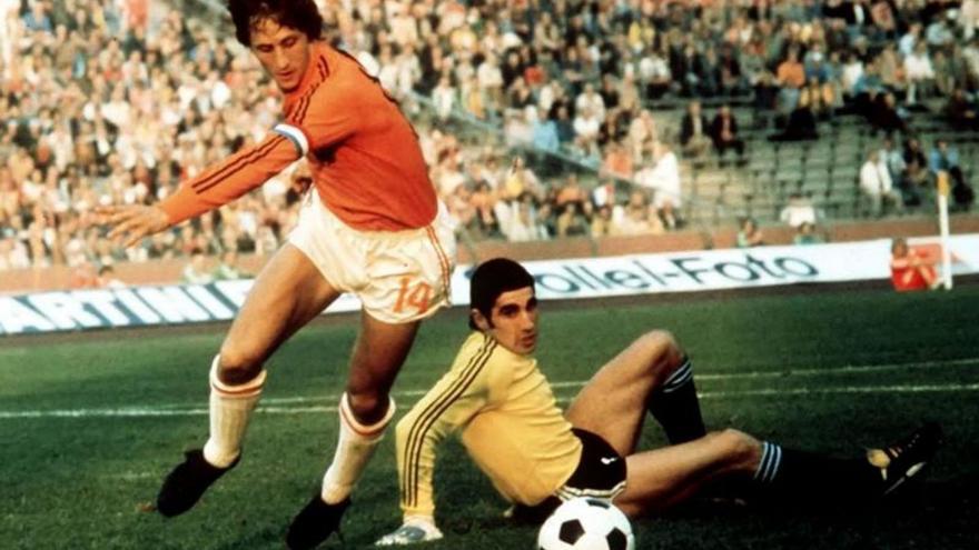 El portero argentino Daniel Carnevali observa como Johan Cruyff le regatea para marcar en el Mundial de 1974. | | LP/DLP