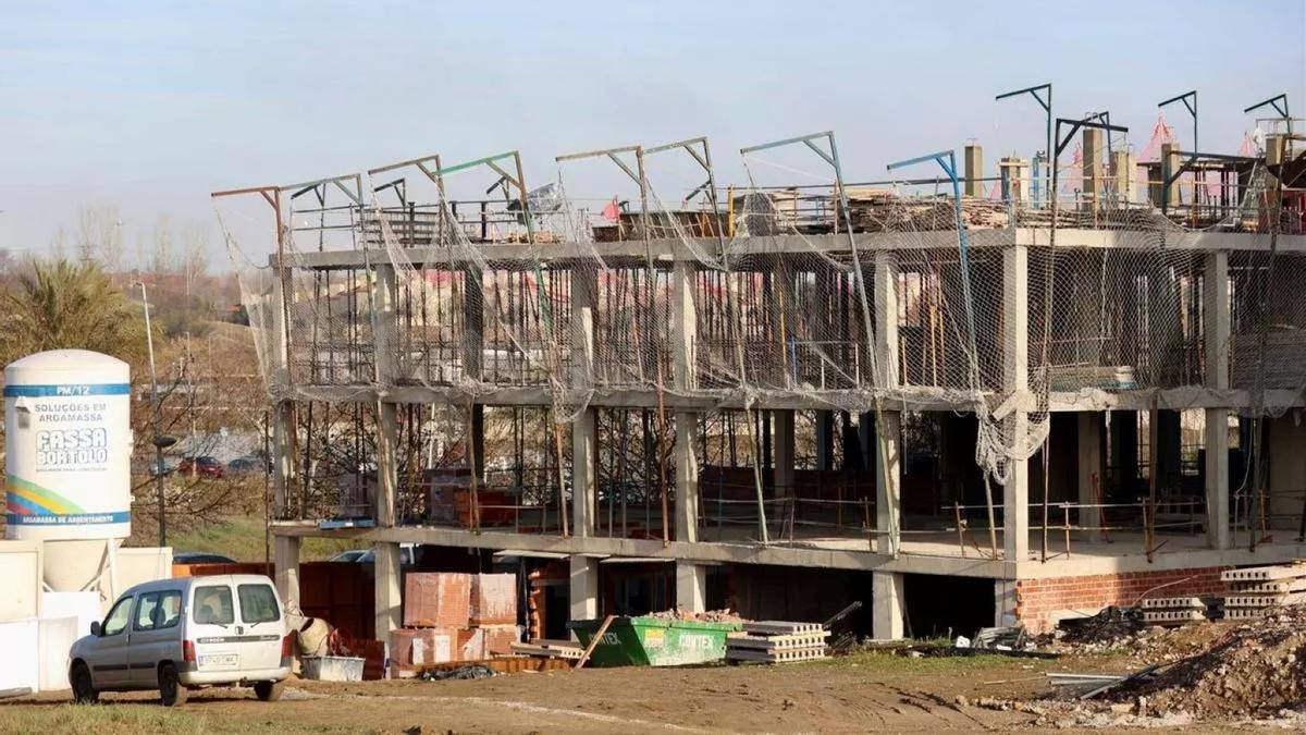 Un bloque de viviendas en construcción en la capital extremeña.